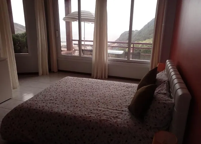 Moradia Cor De Rosa Machico (Madeira)